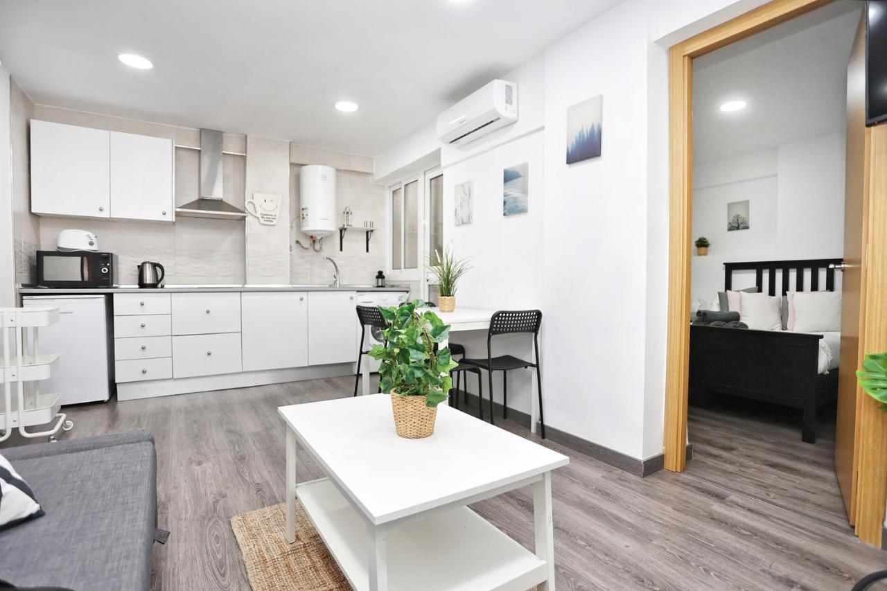Holidays2Malaga Goya - Zona Huelin & 500 Mts De La Playa Appartement Buitenkant foto