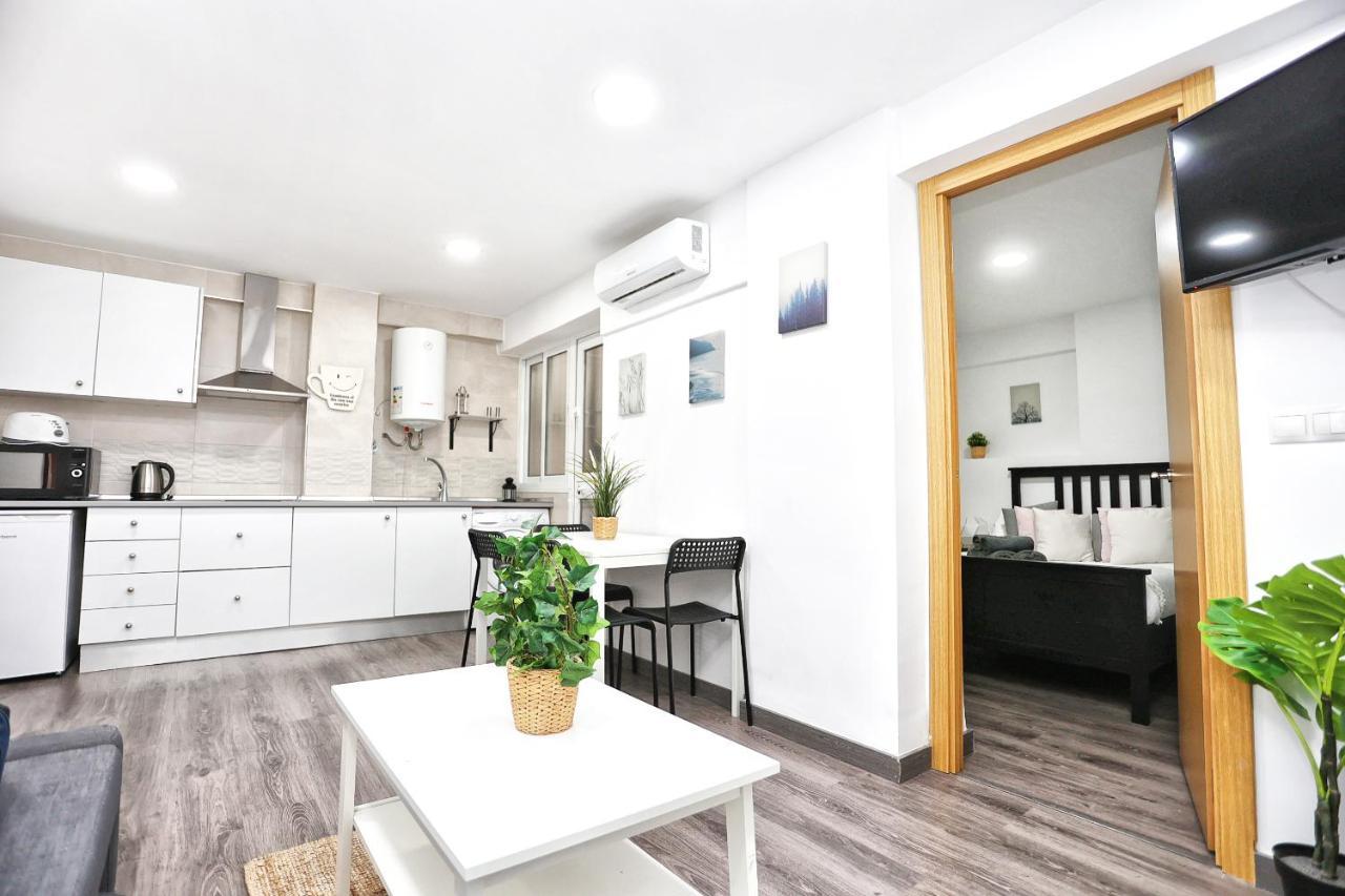 Holidays2Malaga Goya - Zona Huelin & 500 Mts De La Playa Appartement Buitenkant foto